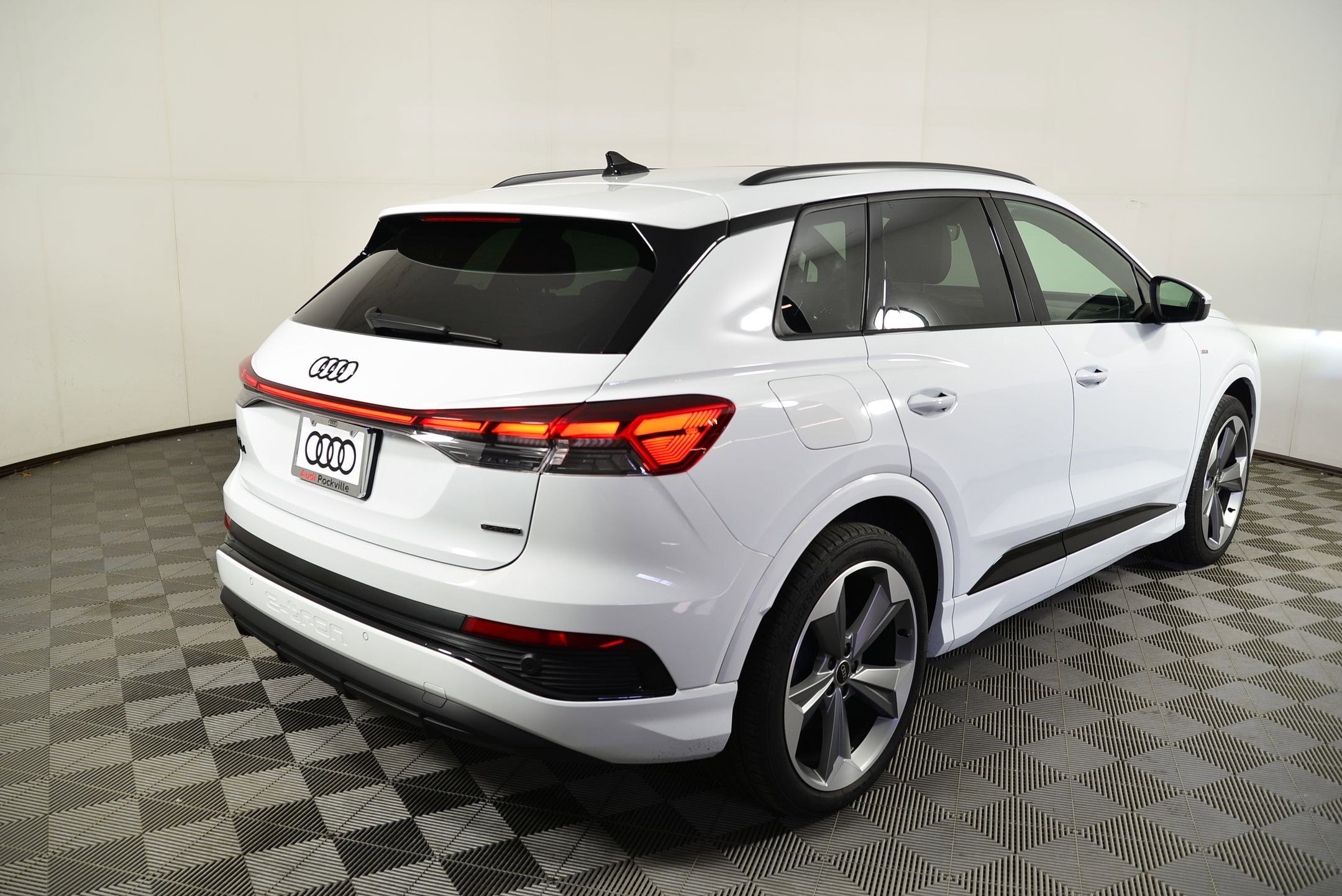 Used 2025 Audi Q4 e-tron Prestige w/ Black Optic Package image 9