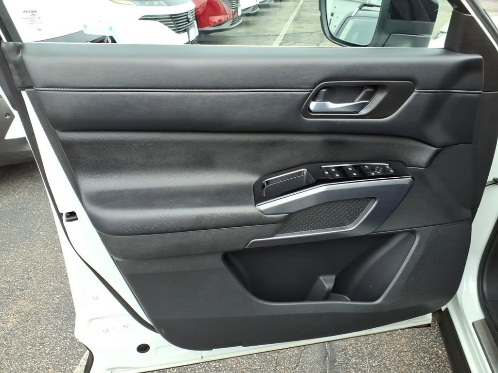 Certified 2023 Nissan Pathfinder SL w/ Lighting Package (N92) image 14