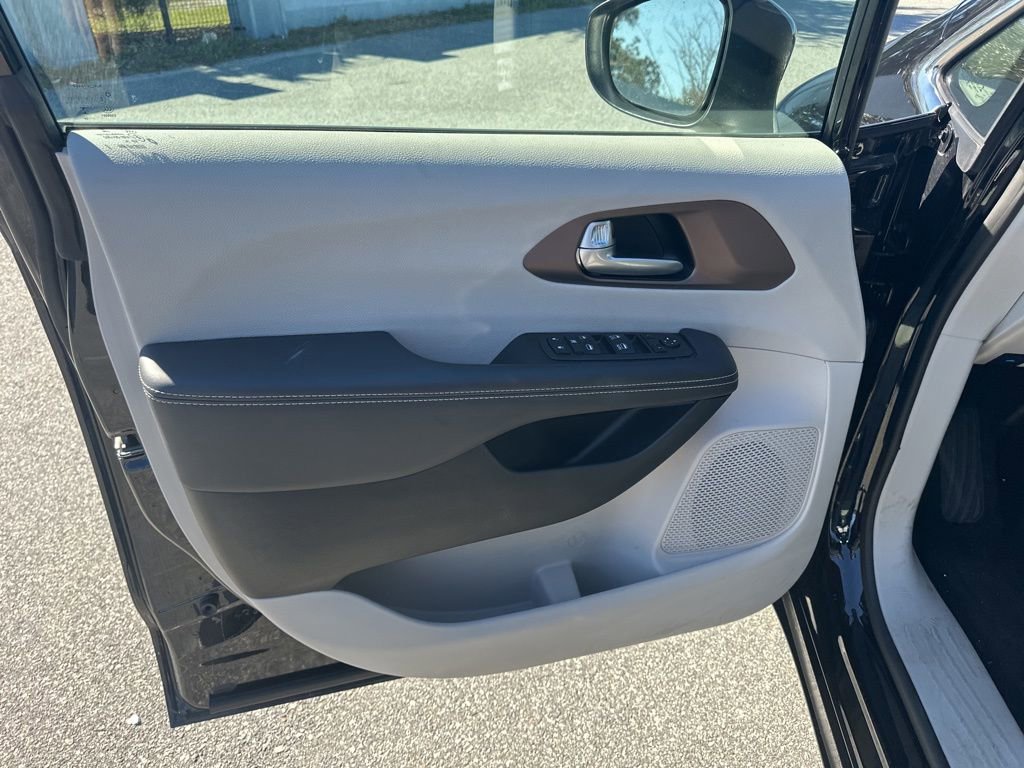 Used 2024 Chrysler Voyager LX image 13