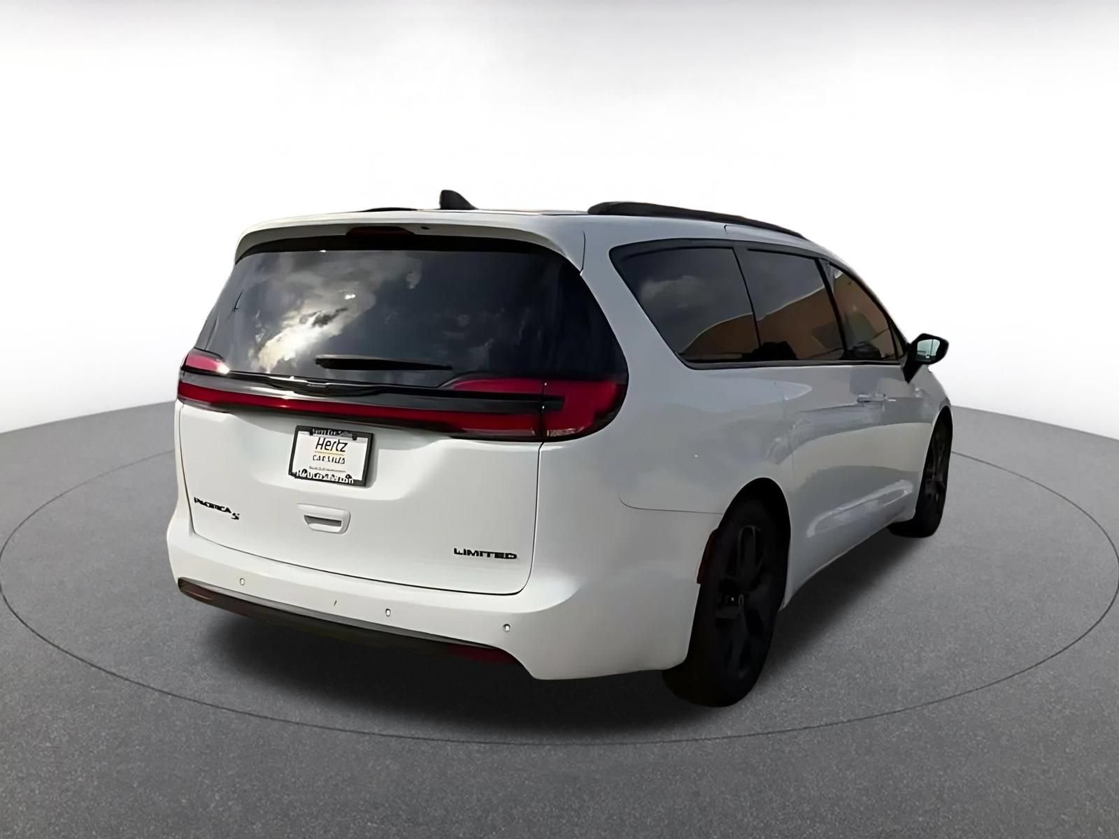 Used 2025 Chrysler Pacifica Limited FWD image 13