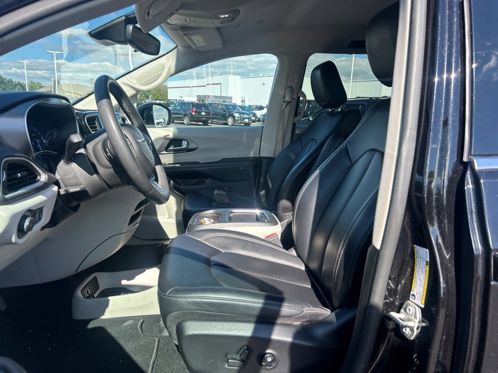 Used 2024 Chrysler Pacifica Touring-L FWD image 7