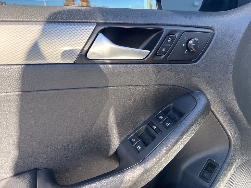 Used 2017 Volkswagen Jetta SE FWD image 7