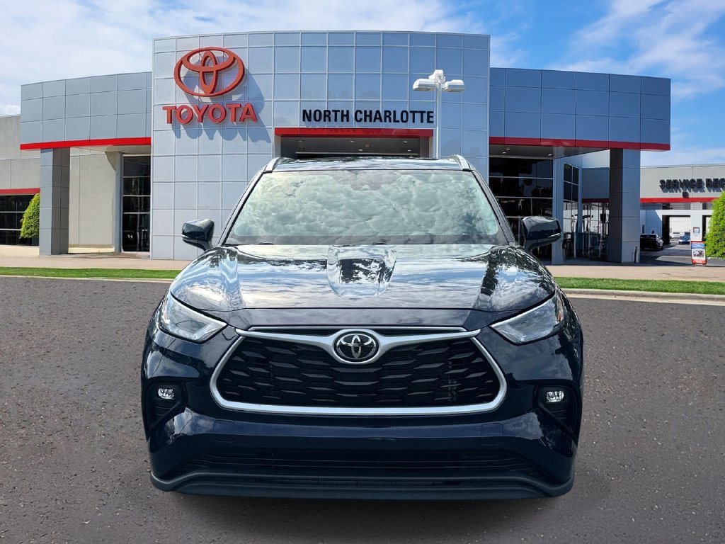 Used 2023 Toyota Highlander XLE FWD image 3