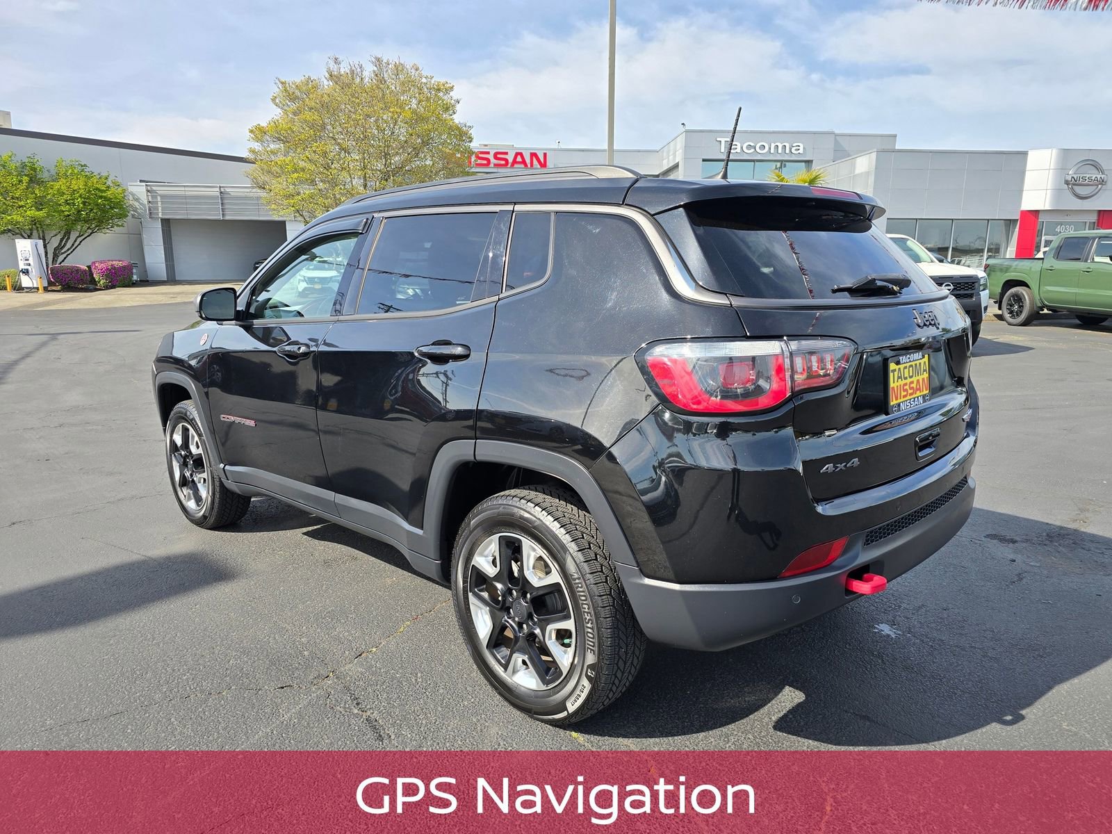 Used 2017 Jeep Compass Trailhawk w/ Leather Interior Group AWD/4WD image 3