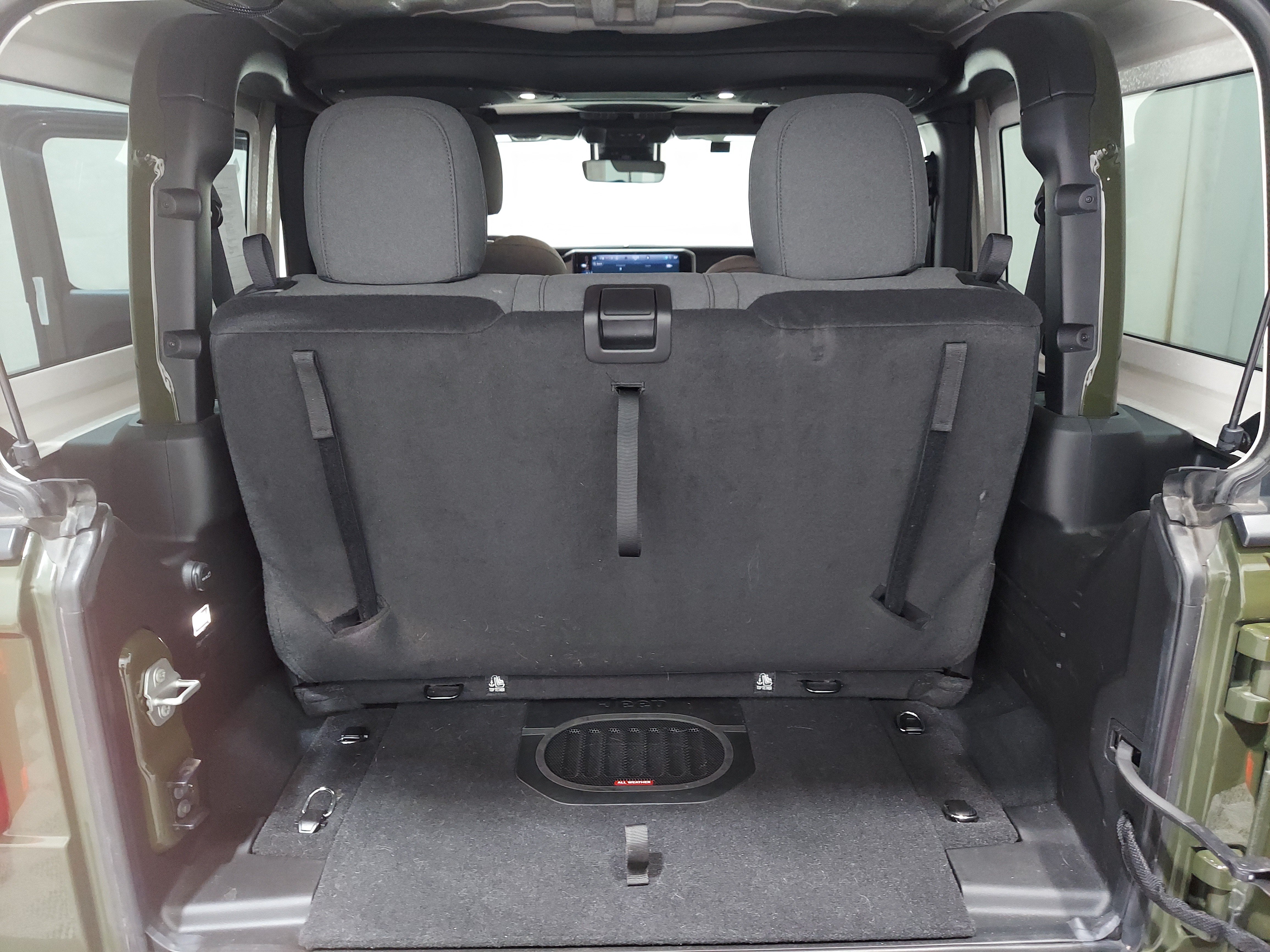 Used 2024 Jeep Wrangler Rubicon w/ Technology Group AWD/4WD image 13