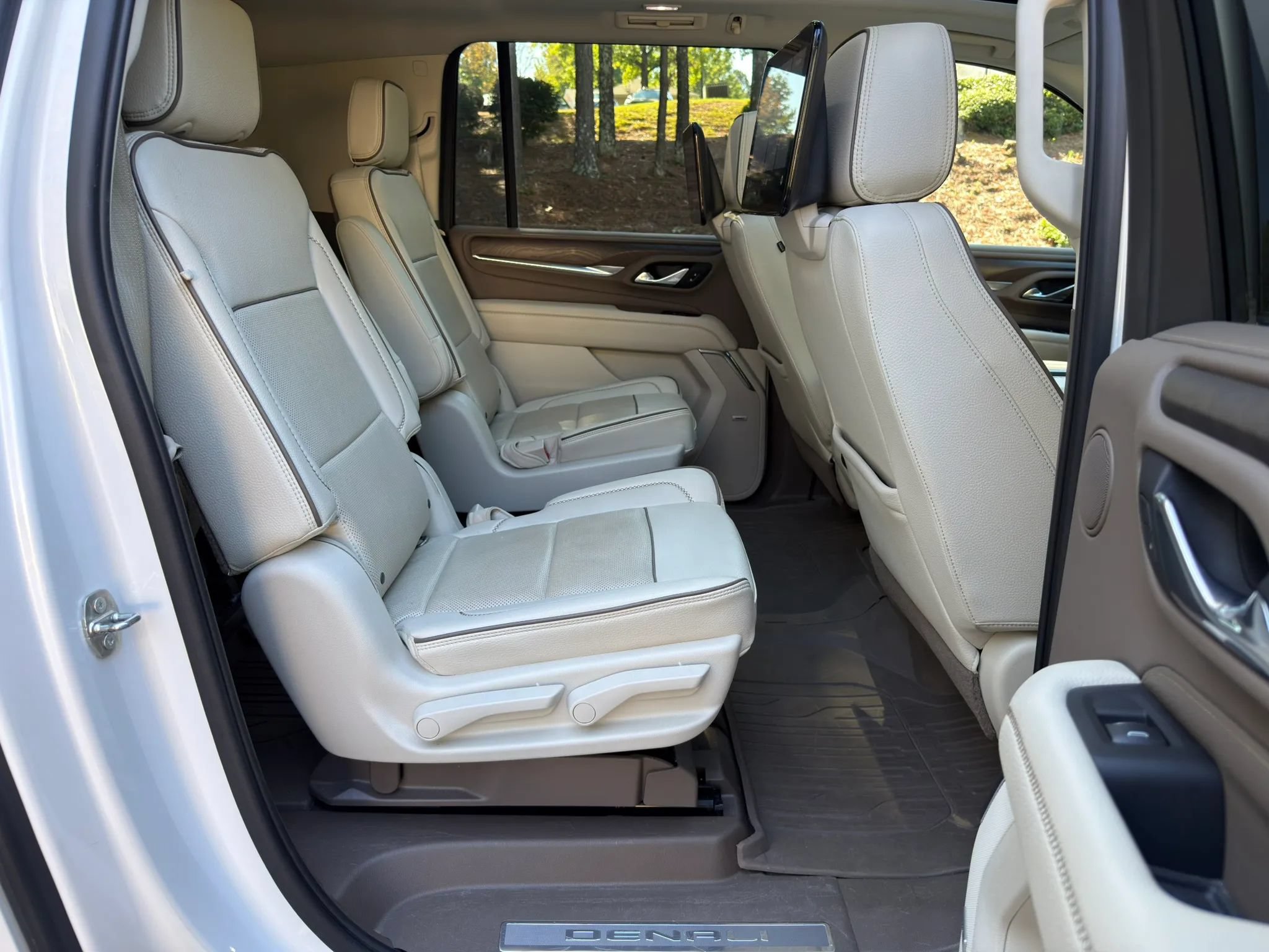 Used 2021 GMC Yukon XL Denali w/ Denali Premium Package RWD image 36