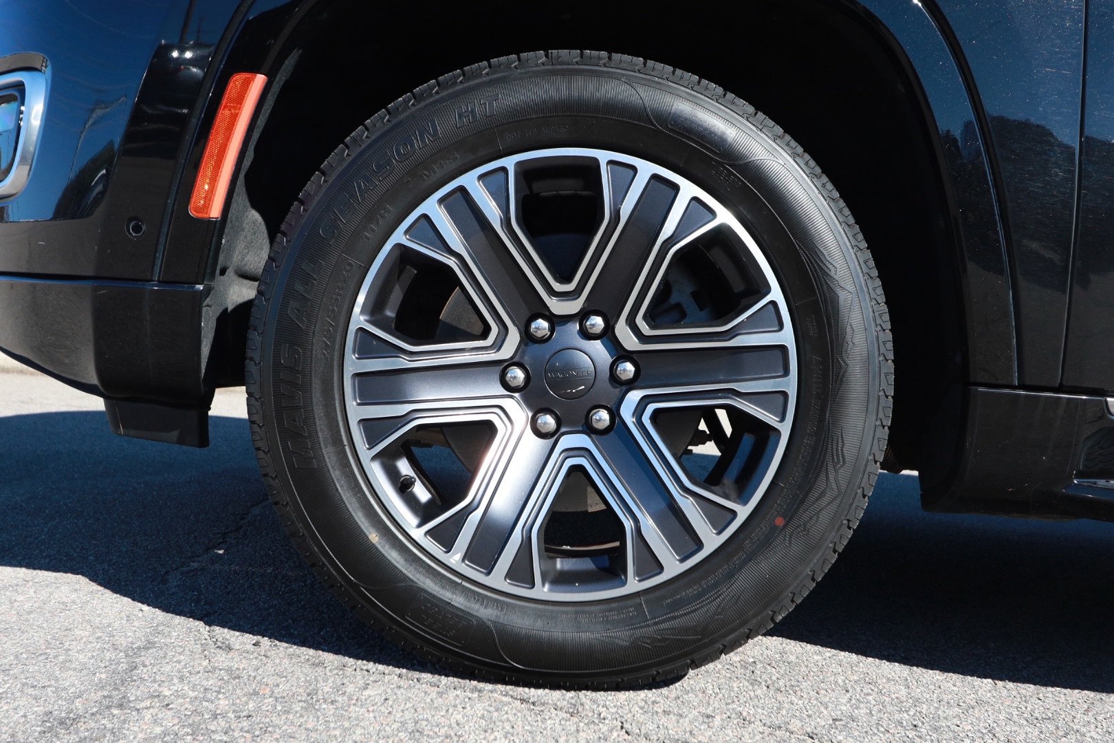 Used 2024 Jeep Wagoneer L Series II RWD image 9