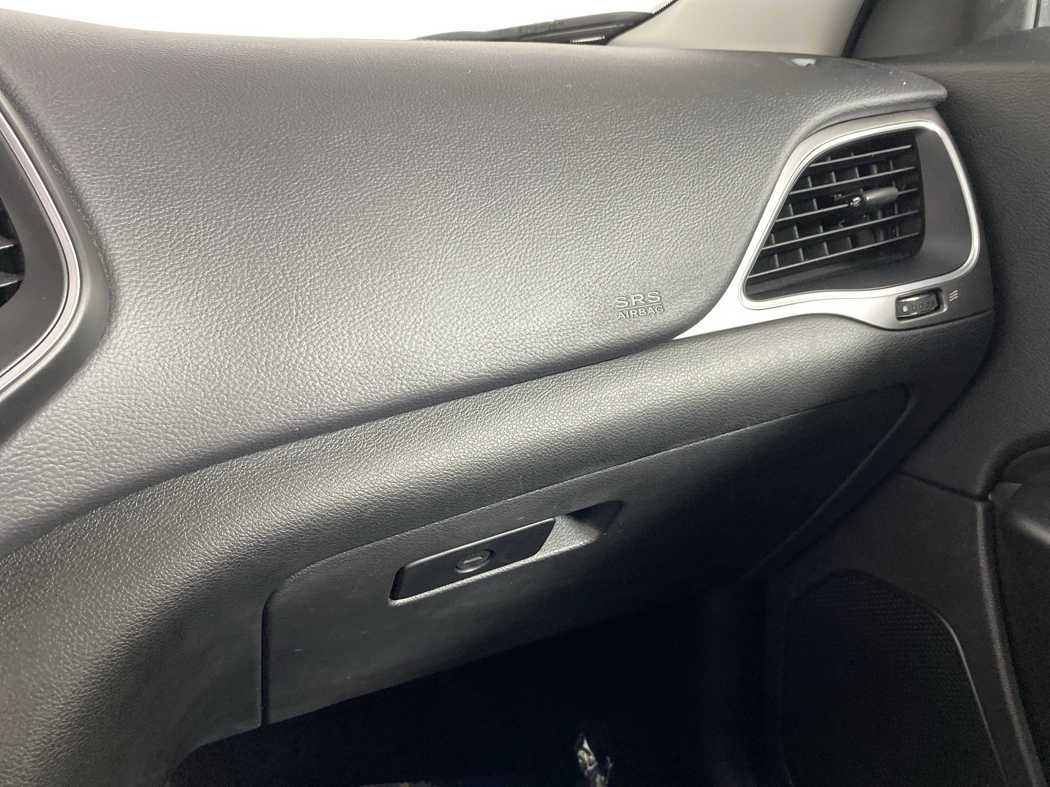 Used 2019 Jeep Cherokee Latitude Plus FWD image 29