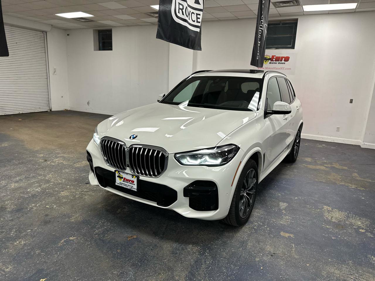 Used 2022 BMW X5 xDrive40i w/ M Sport Package AWD/4WD image 2