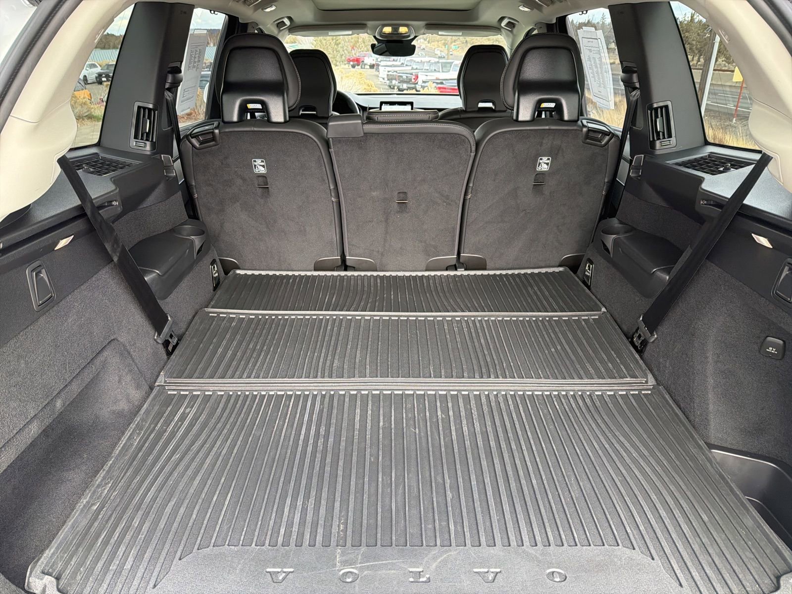 Used 2025 Volvo XC90 T8 Ultra w/ Protection Package Premier image 17