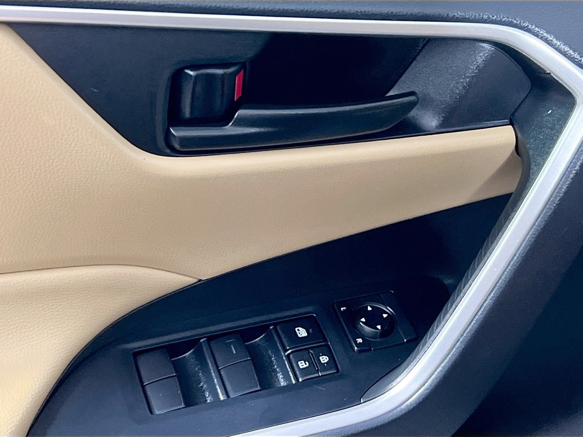 Used 2019 Toyota RAV4 LE image 16