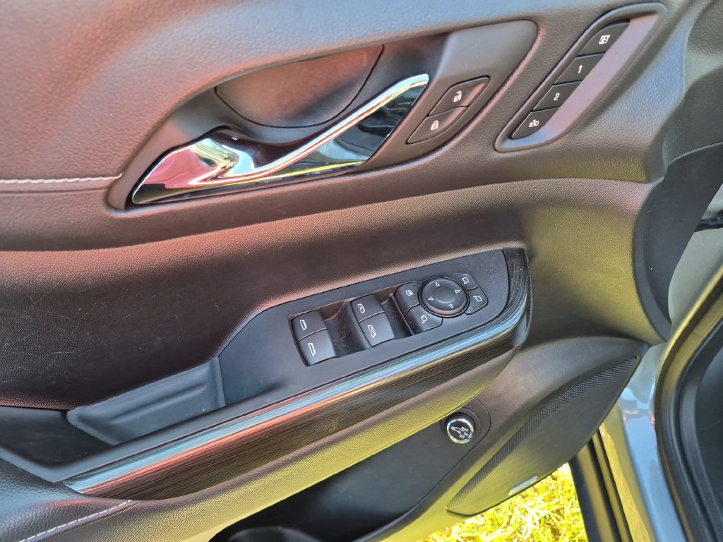 Used 2023 GMC Acadia SLT w/ Technology Package FWD image 11