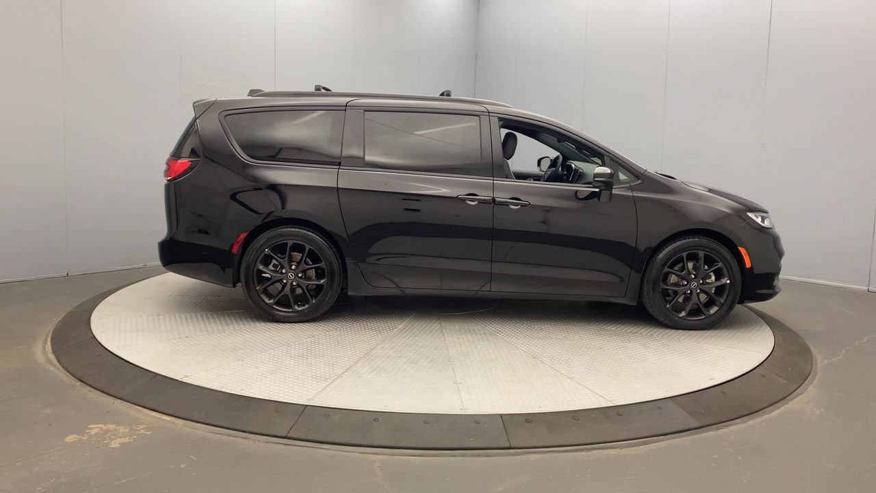 Used 2025 Chrysler Pacifica Limited FWD image 6