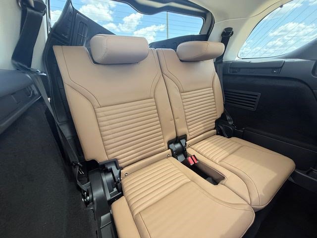 New 2026 Land Rover Discovery Limited Edition AWD/4WD image 17
