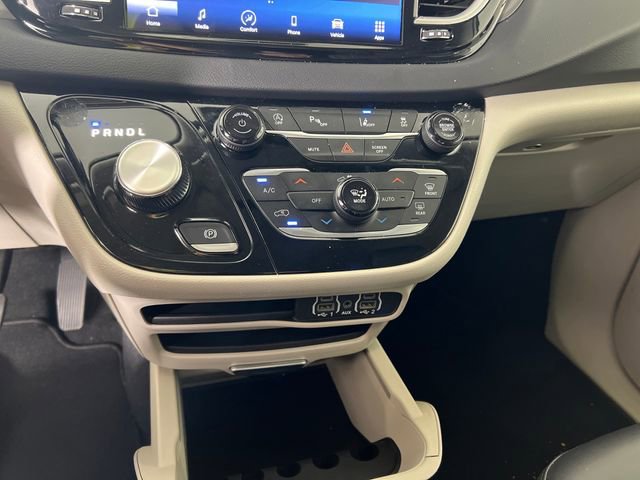 Used 2024 Chrysler Pacifica Touring-L image 21