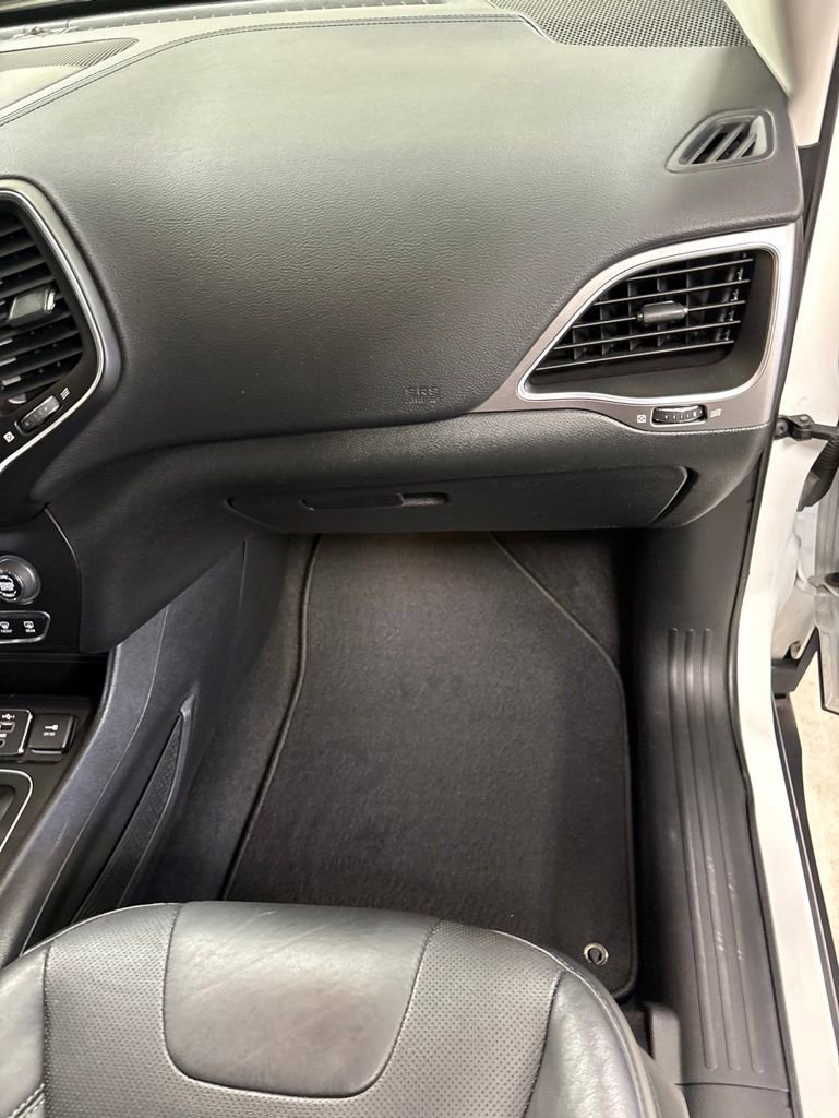Used 2021 Jeep Cherokee Latitude Lux w/ Comfort/Convenience Group AWD/4WD image 29