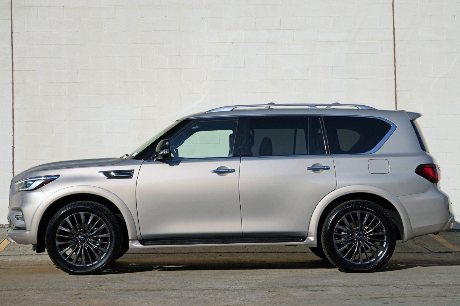 Used 2024 INFINITI QX80 Sensory AWD/4WD image 9