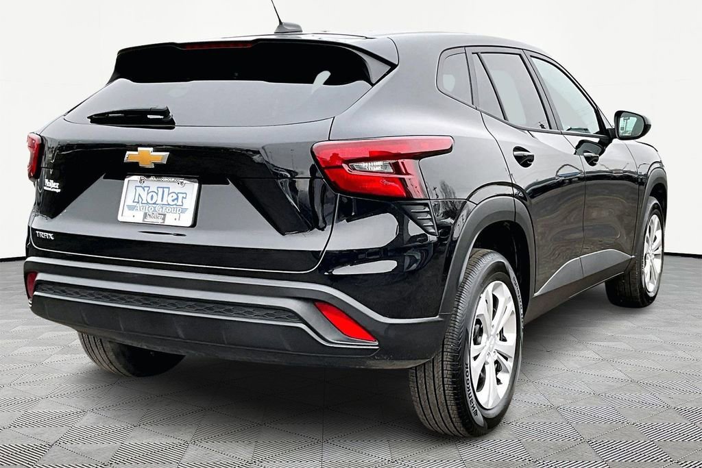 Used 2025 Chevrolet Trax LS image 2
