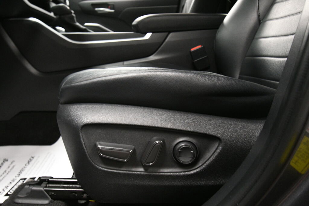 Certified 2023 Toyota Highlander XLE image 10