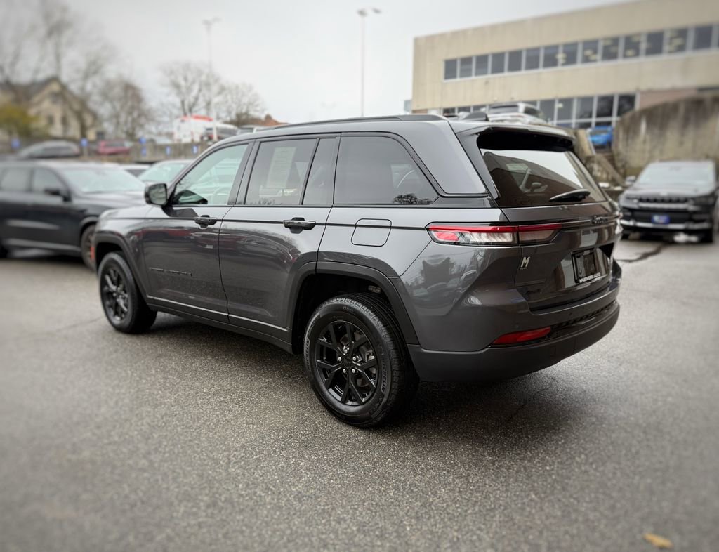 Used 2024 Jeep Grand Cherokee Altitude image 12
