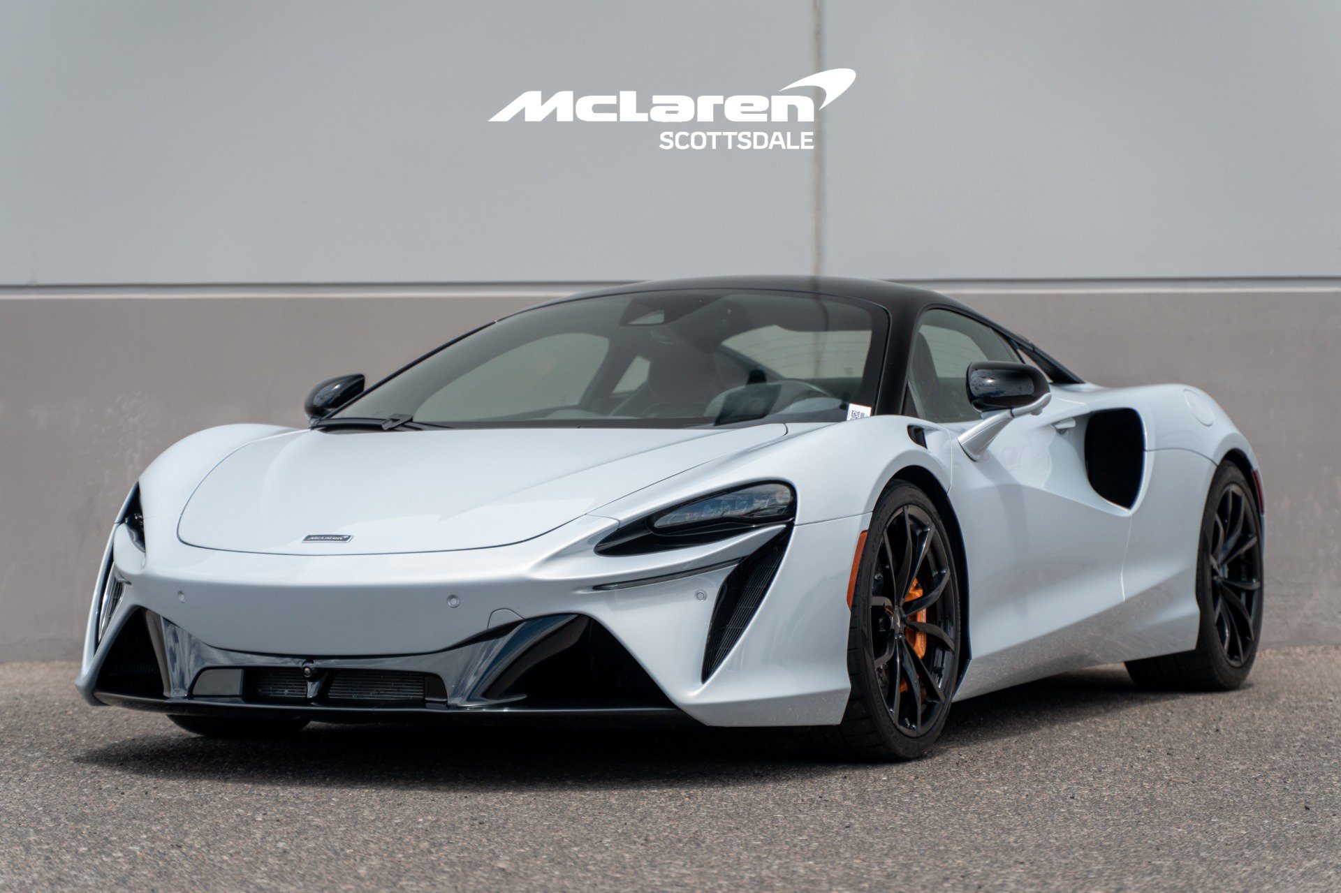 Used 2023 McLaren Artura RWD image 3