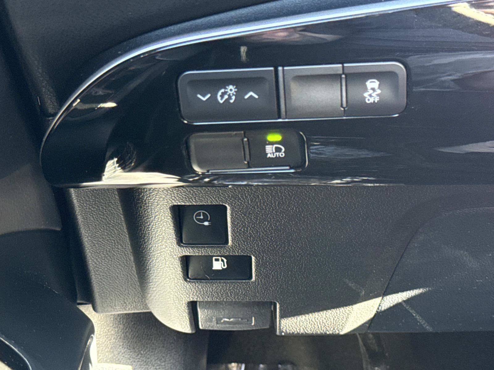 Used 2021 Toyota Prius Prime Limited image 11