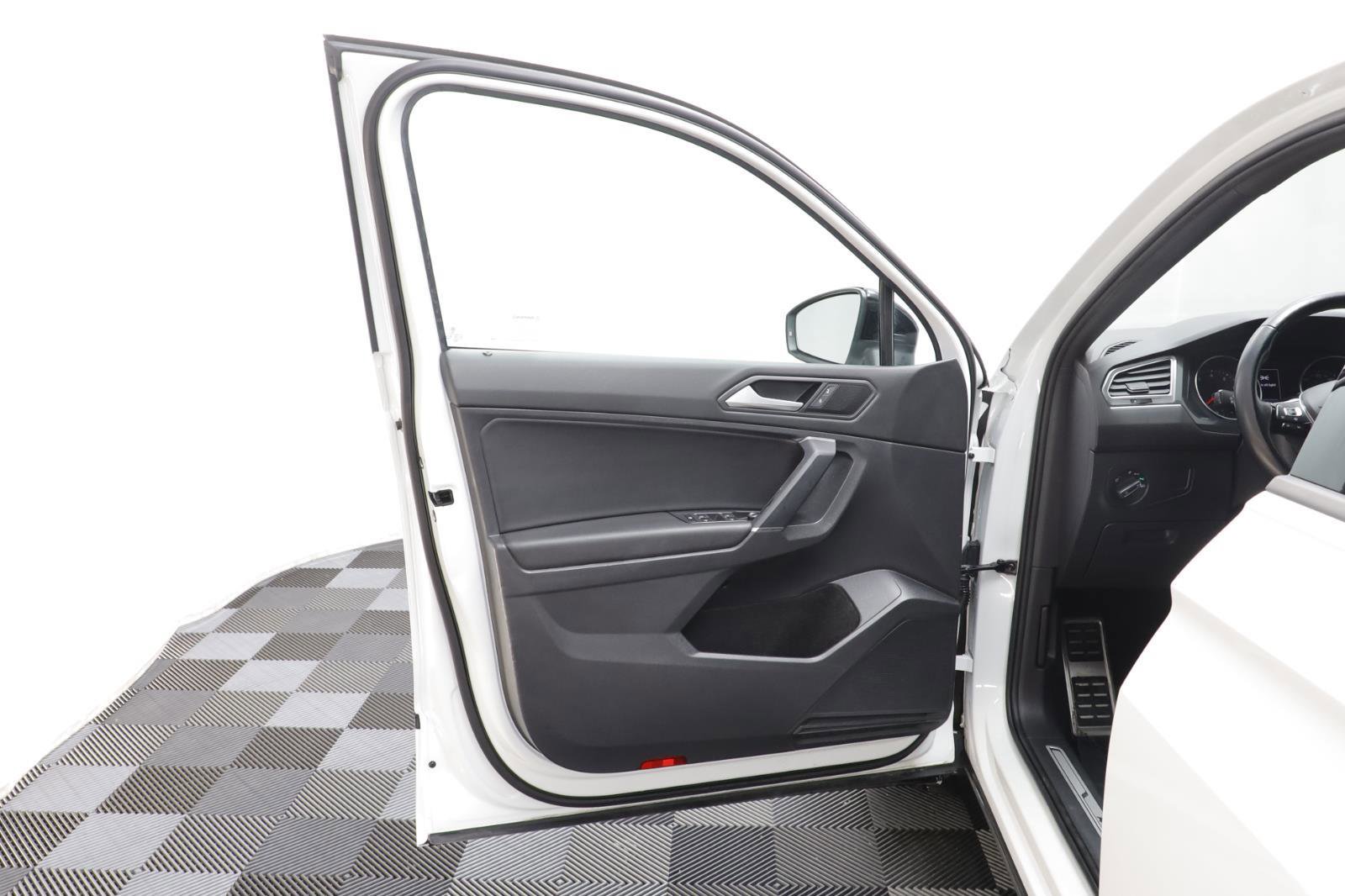 Used 2020 Volkswagen Tiguan SE R-Line image 5