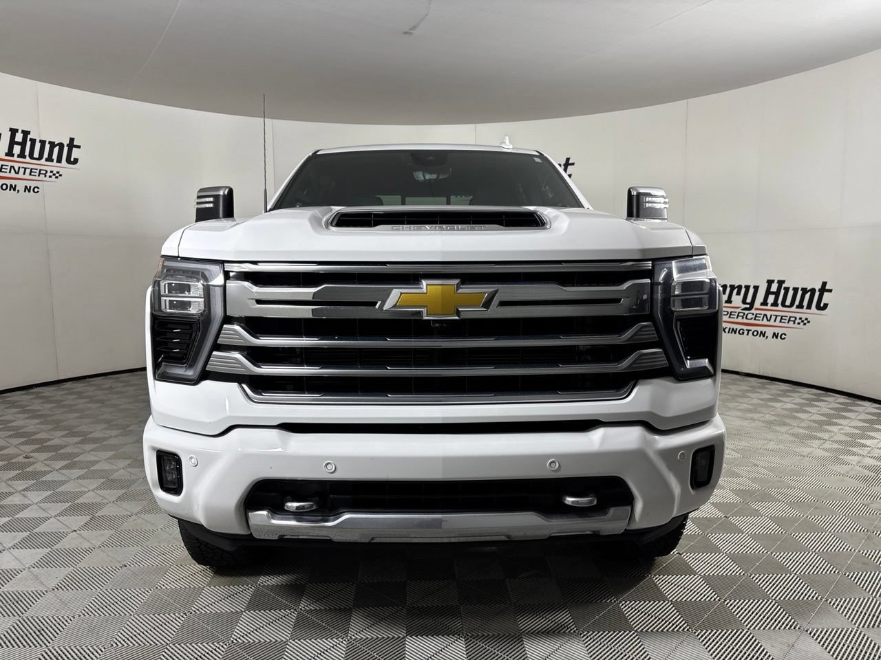 Used 2025 Chevrolet Silverado 3500 High Country w/ Technology Package AWD/4WD image 2