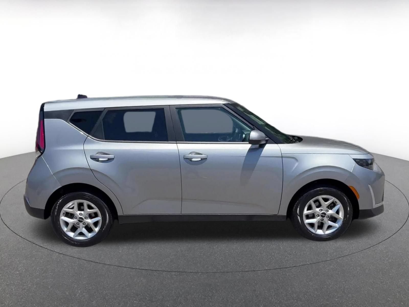 Used 2025 Kia Soul LX w/ LX Technology Package FWD image 16