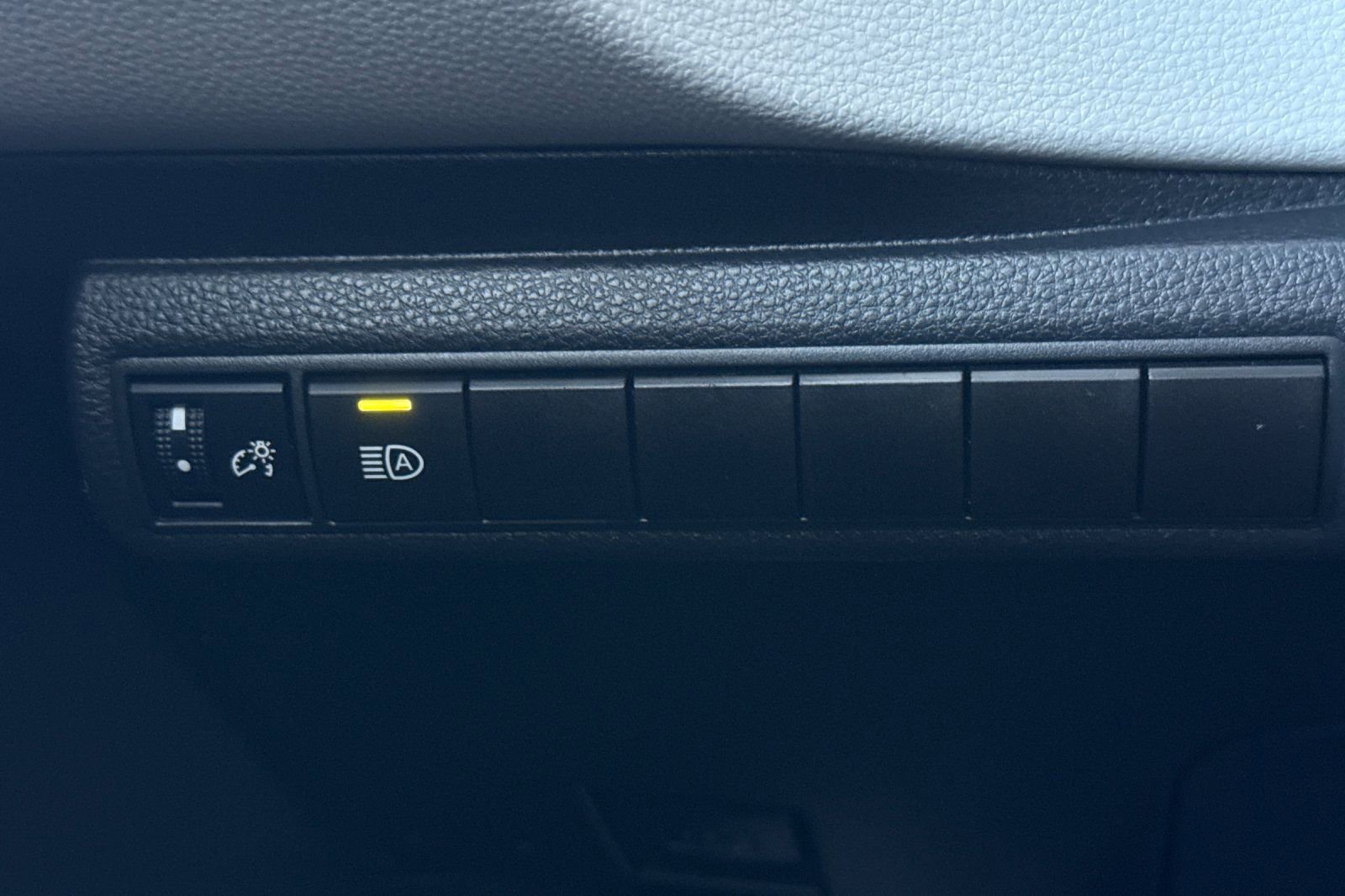 Used 2021 Toyota Corolla LE w/ Carpet Mat Package (TMS) image 29