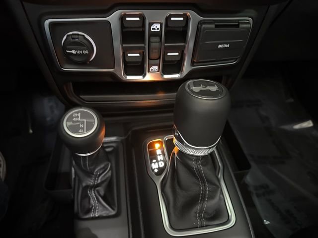 Used 2025 Jeep Wrangler Sahara image 22