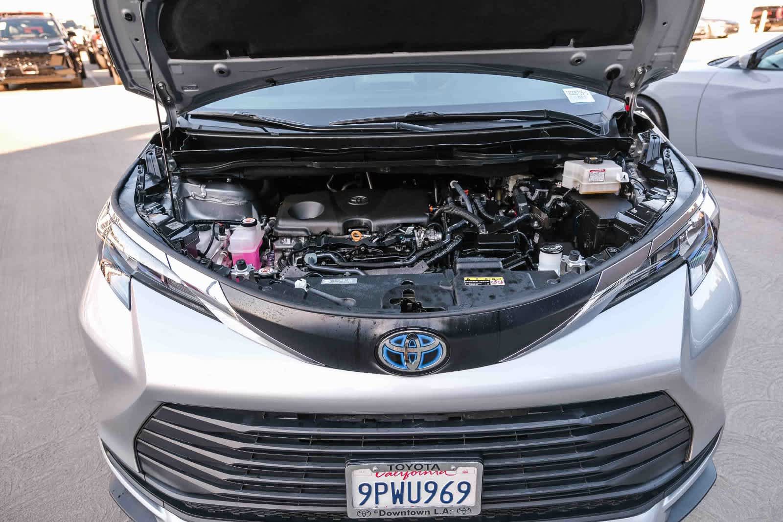 Used 2024 Toyota Sienna LE w/ LE Plus Package FWD image 26