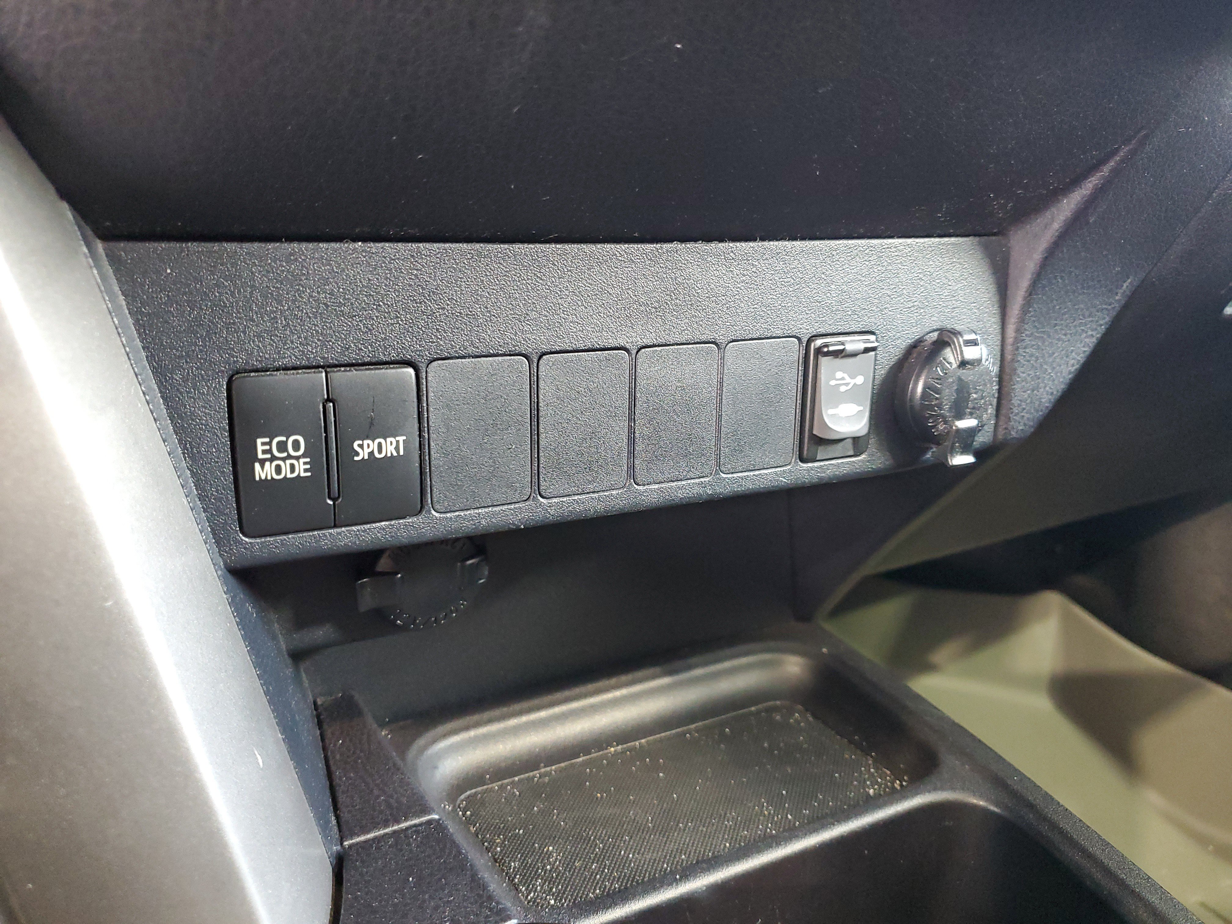Used 2018 Toyota RAV4 XLE w/ Plus Extra Value Package FWD image 28