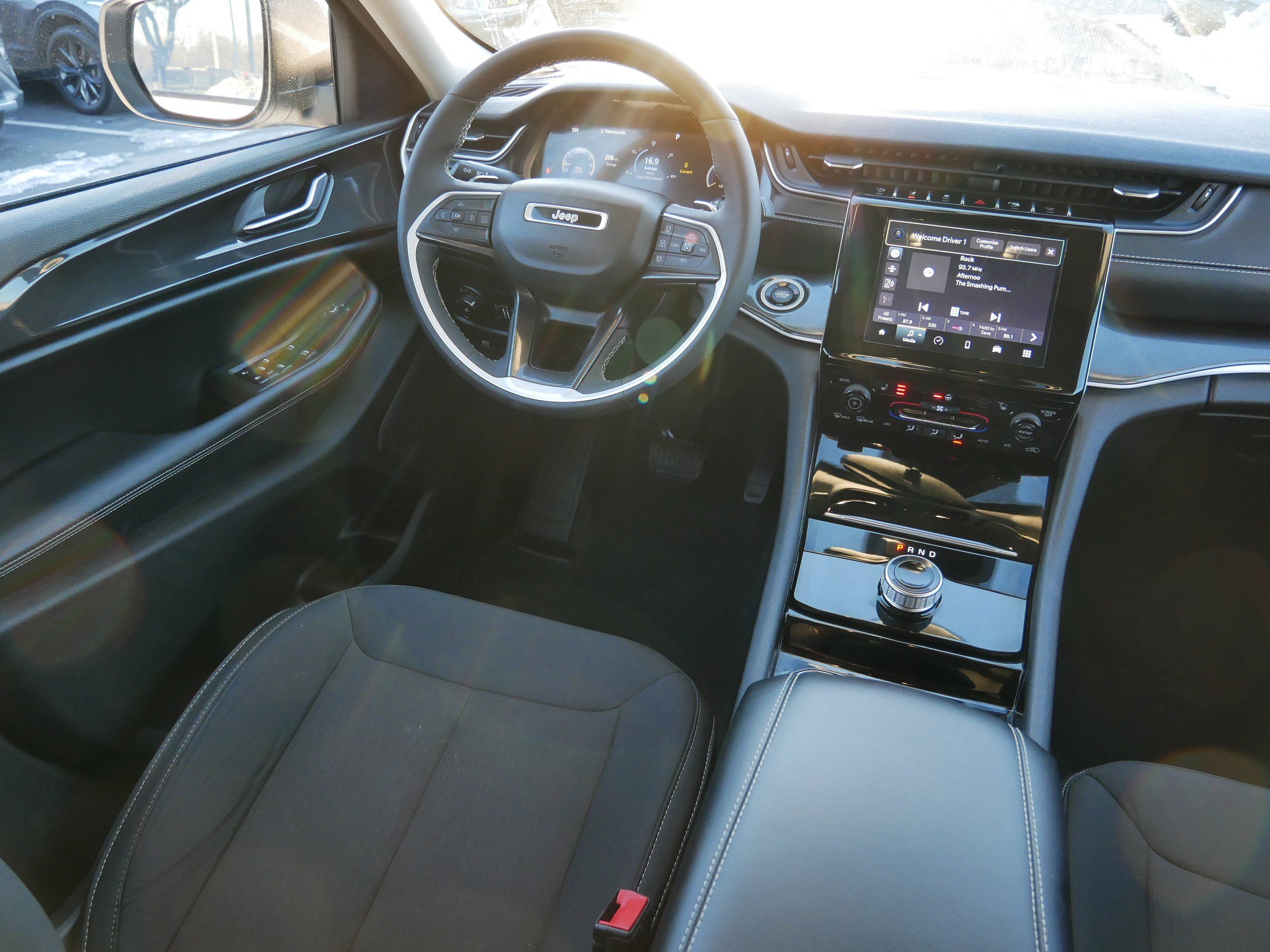 Used 2023 Jeep Grand Cherokee Laredo w/ Luxury Tech Group I image 9