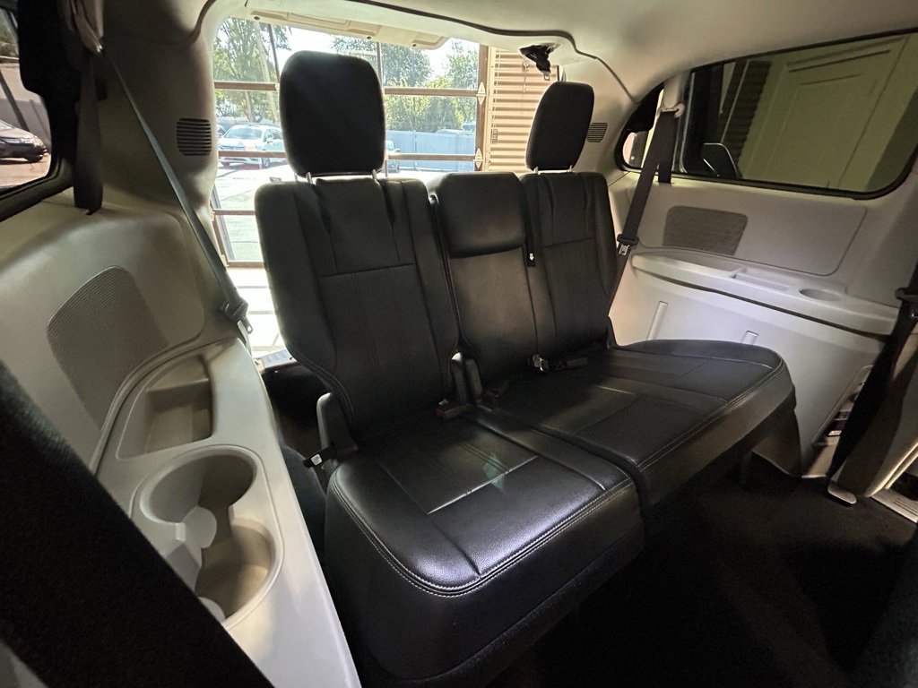 Used 2015 Chrysler Town & Country Touring image 7