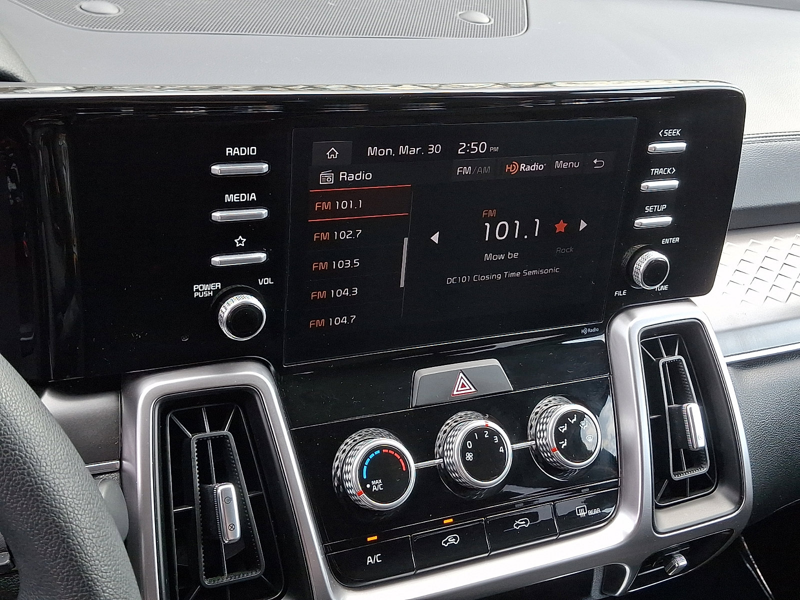 Used 2023 Kia Sorento LX image 16