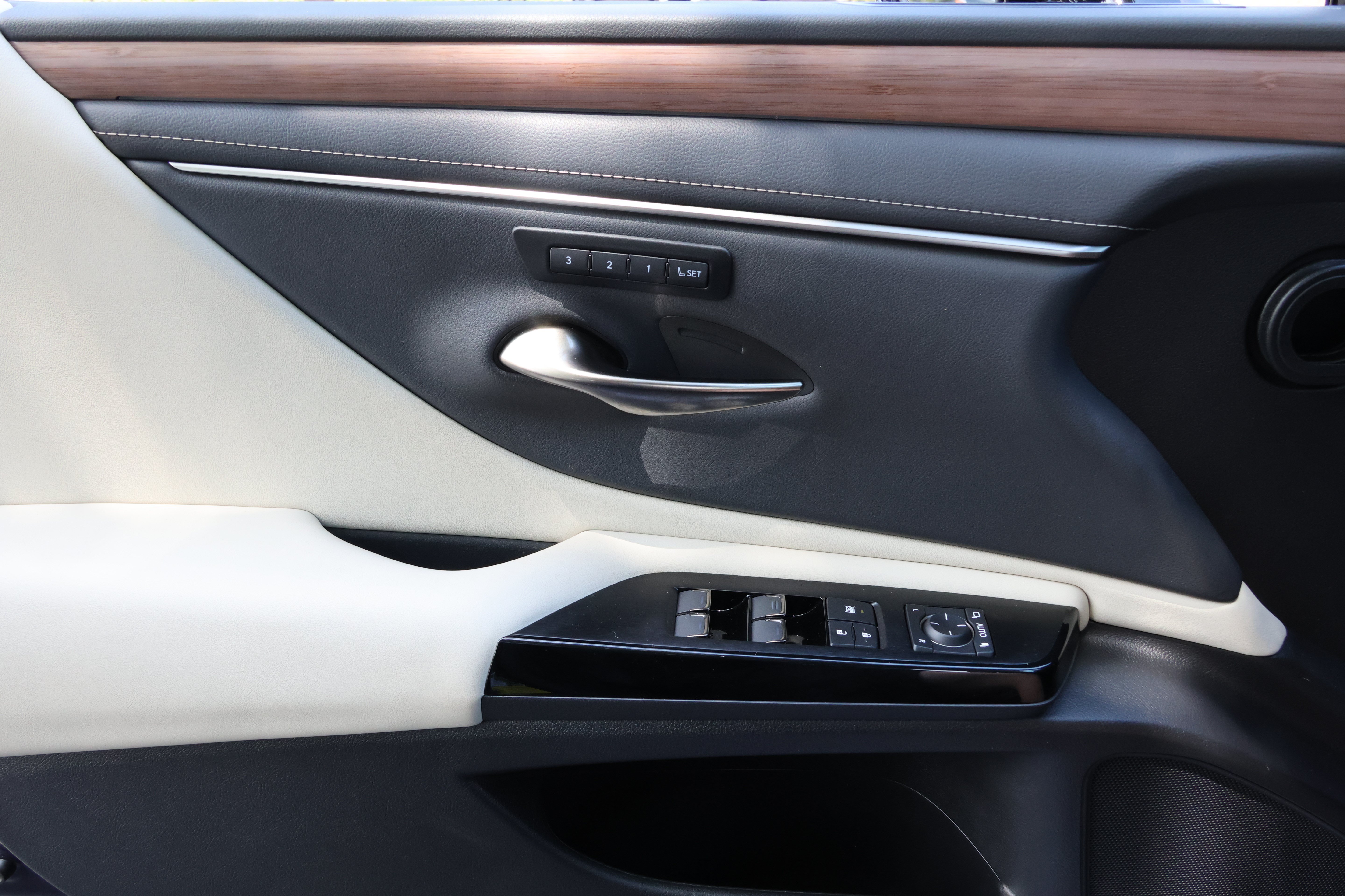Used 2025 Lexus ES 300h w/ Premium Package FWD image 12