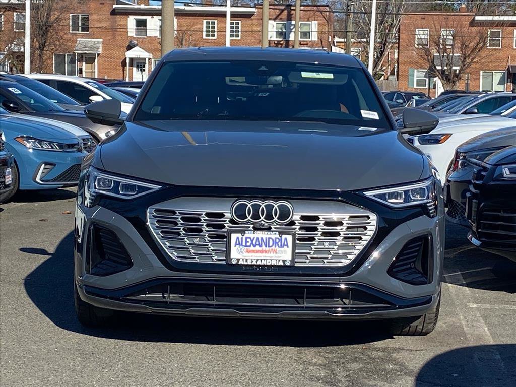 Used 2024 Audi Q8 e-tron Premium Plus image 4