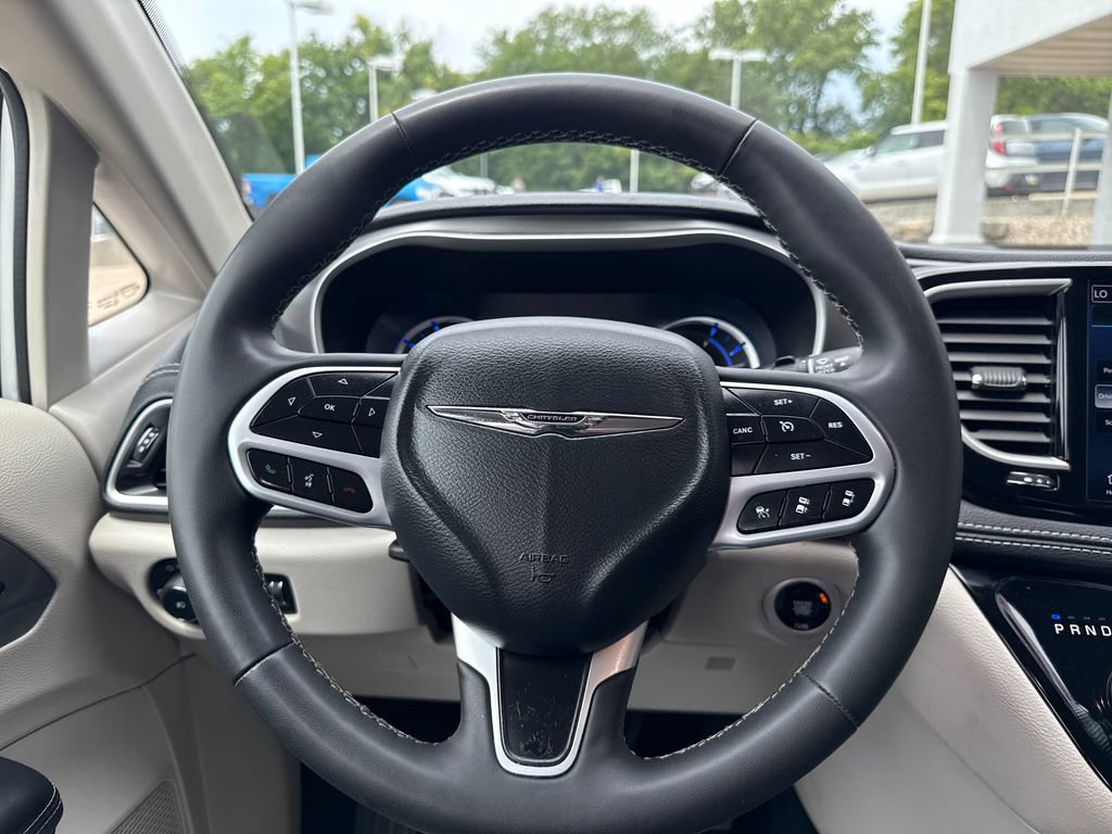Used 2024 Chrysler Pacifica Limited FWD image 14