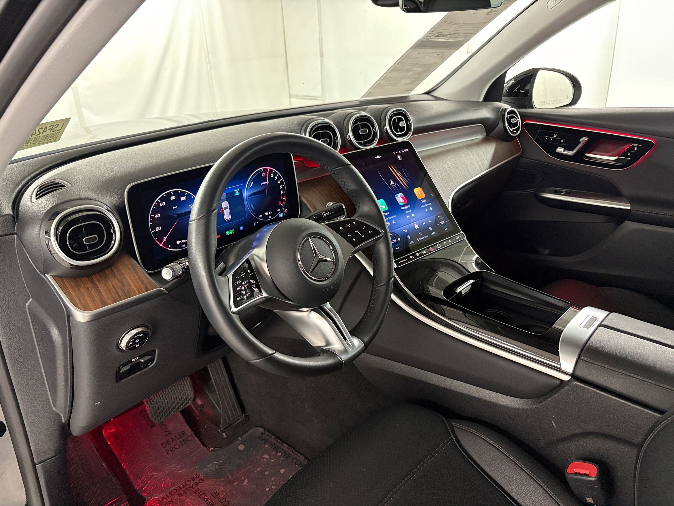 Used 2025 Mercedes-Benz GLC 350e 4MATIC image 4