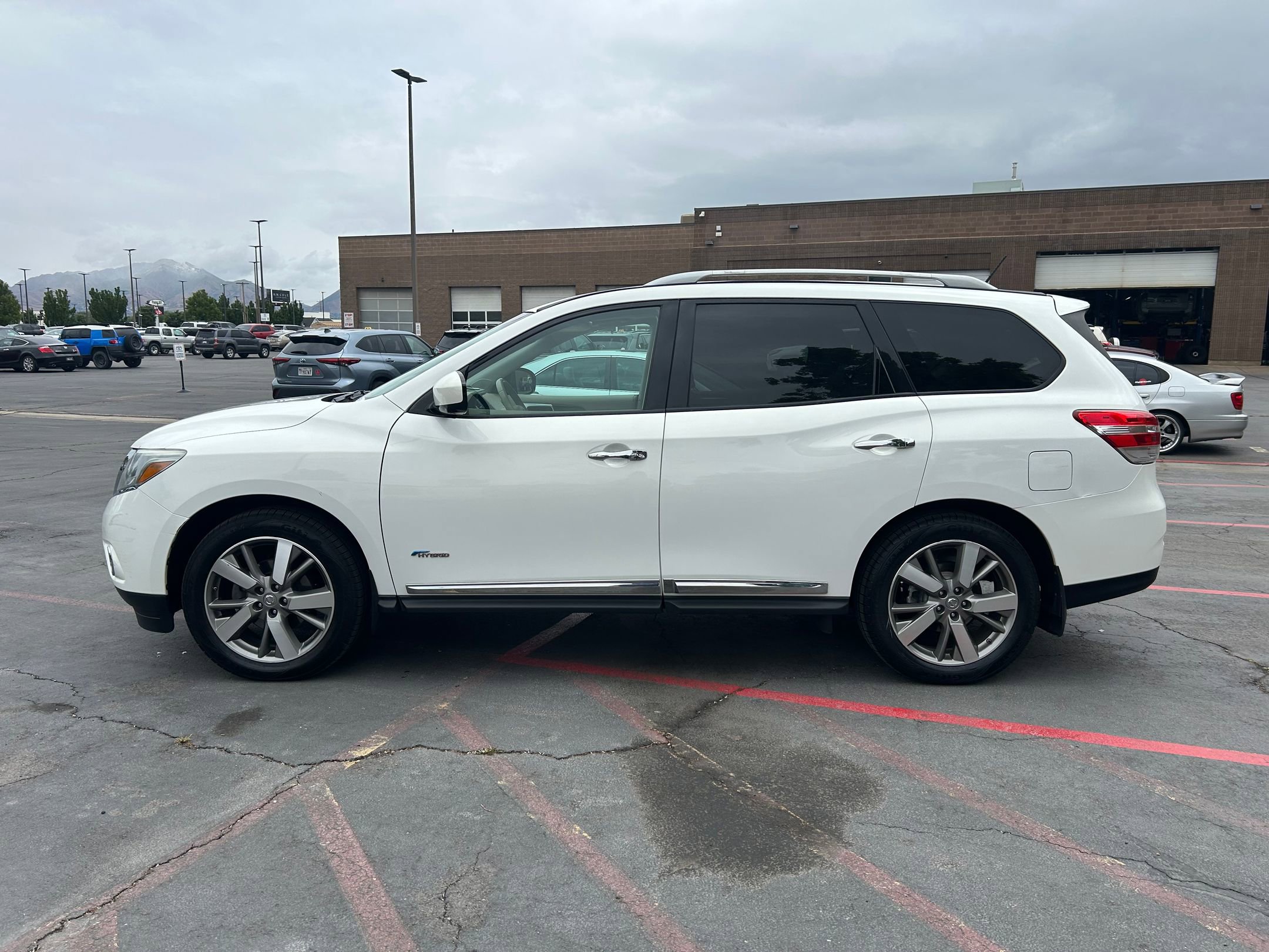 Used 2014 Nissan Pathfinder Platinum w/ Platinum Premium Package AWD/4WD image 2