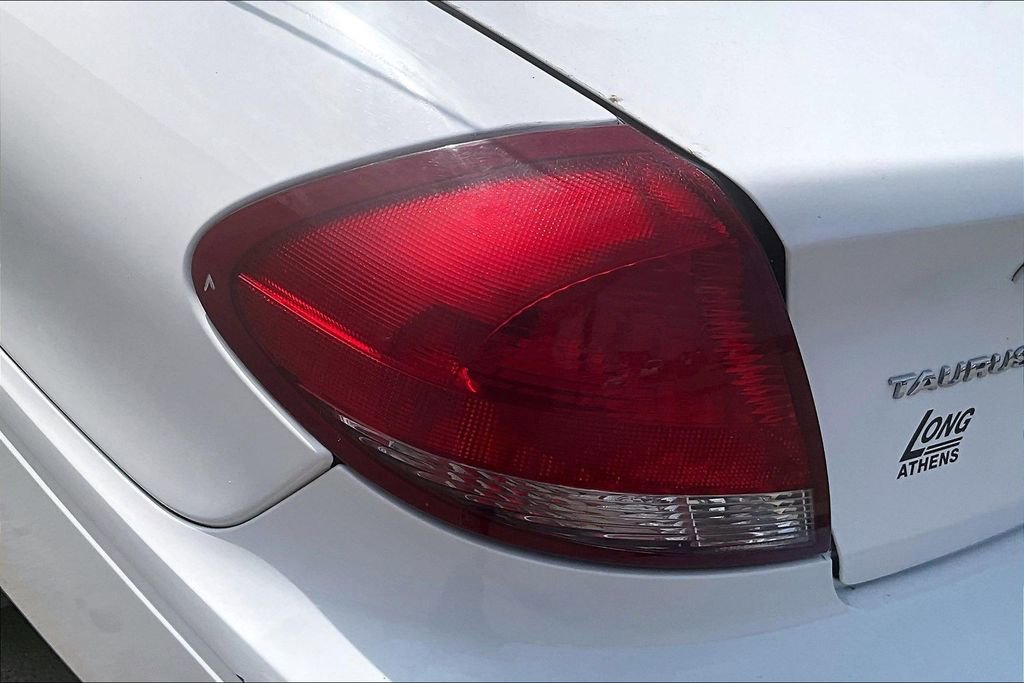 Used 2007 Ford Taurus SE FWD image 25