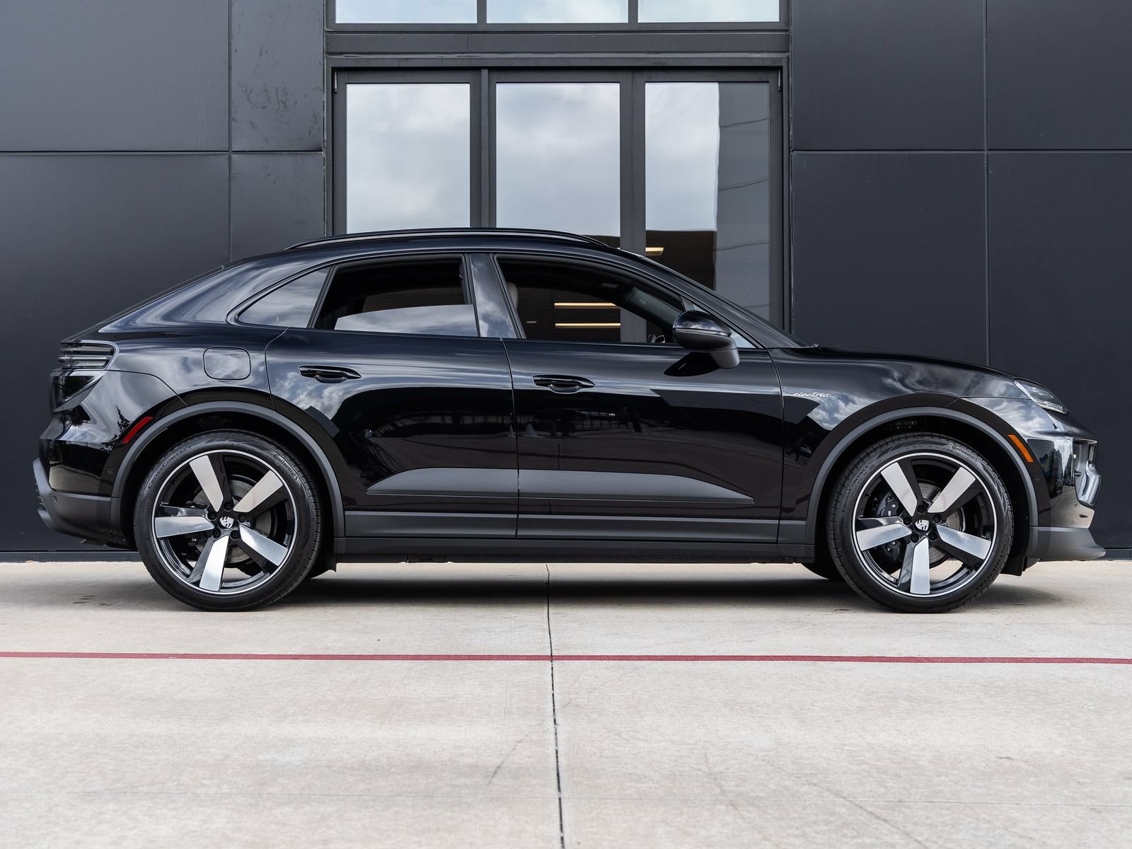 Certified 2025 Porsche Macan Electric RWD image 12