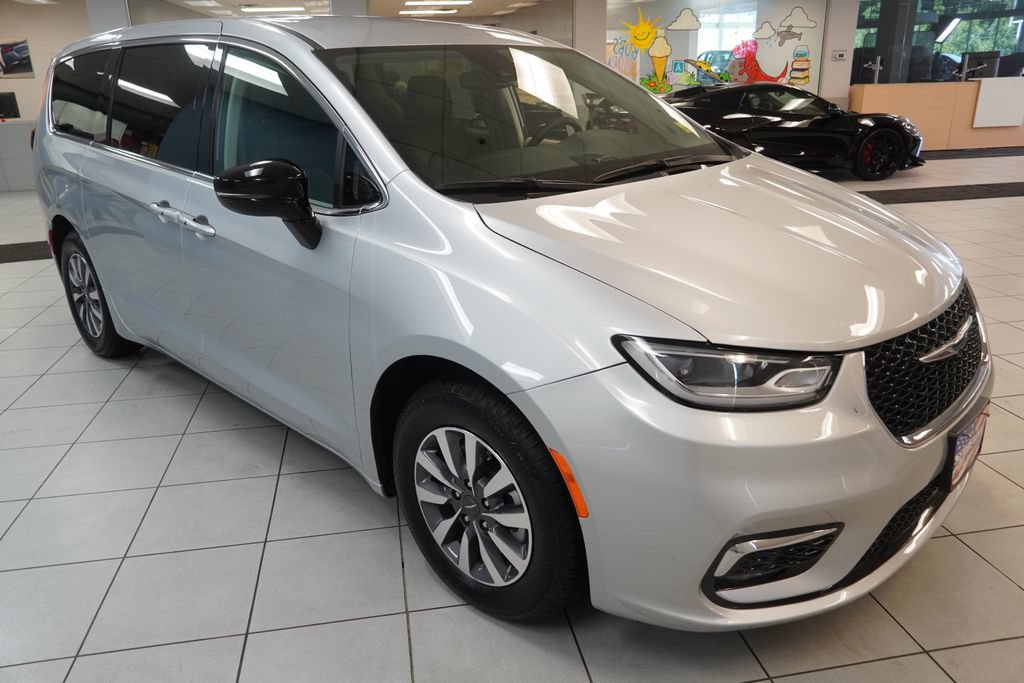 Used 2024 Chrysler Pacifica Limited FWD image 14