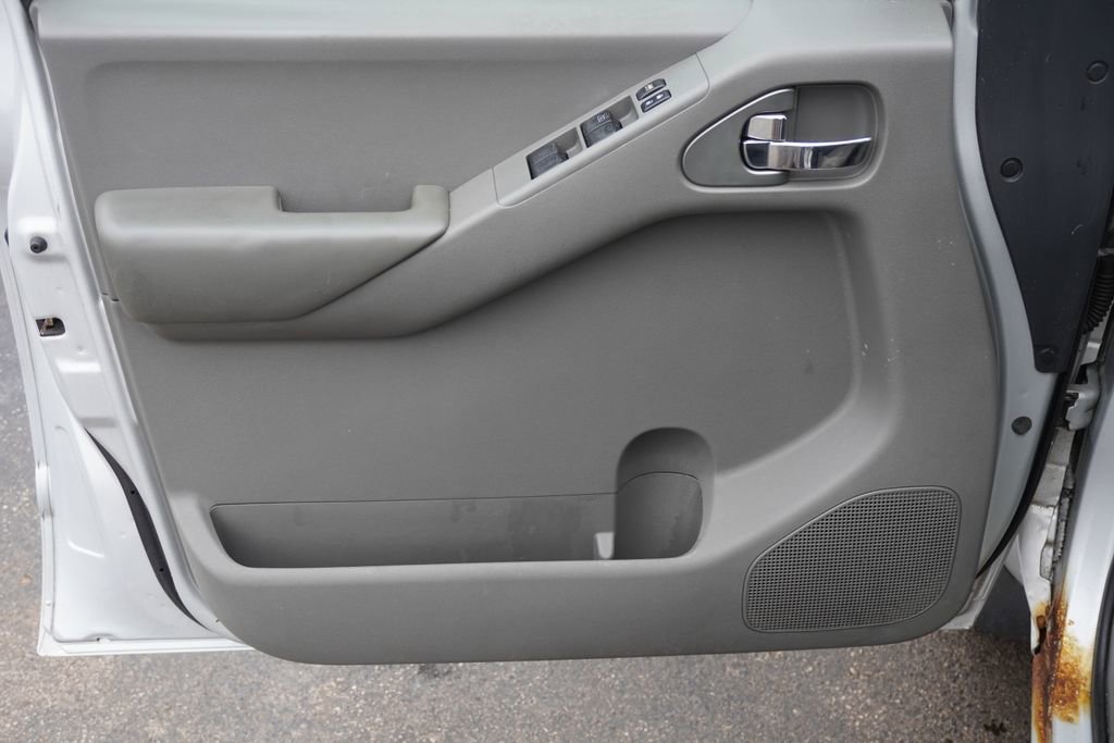 Used 2012 Nissan Frontier SV image 9