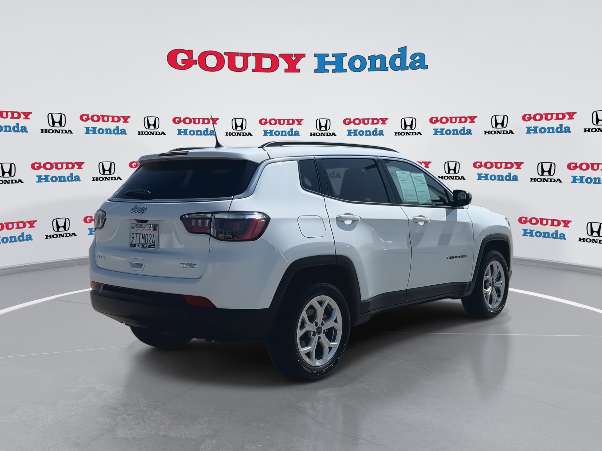 Used 2025 Jeep Compass Latitude AWD/4WD image 8