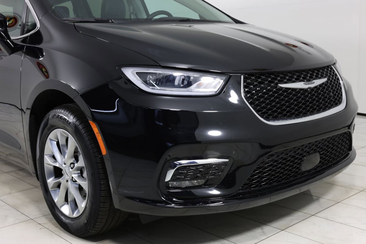Used 2024 Chrysler Pacifica Touring-L image 37