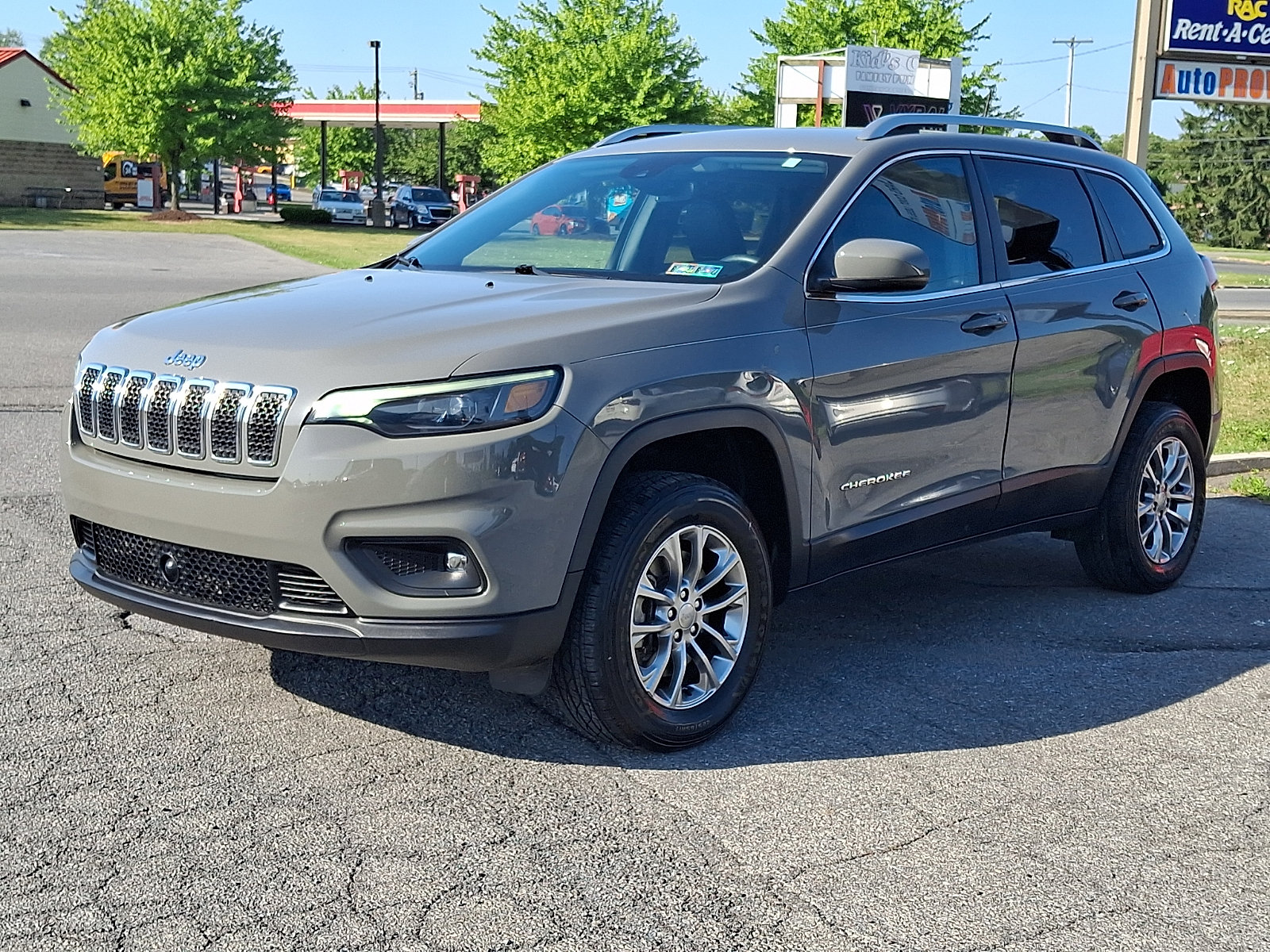 Used 2021 Jeep Cherokee Latitude Lux w/ Comfort/Convenience Group AWD/4WD image 3