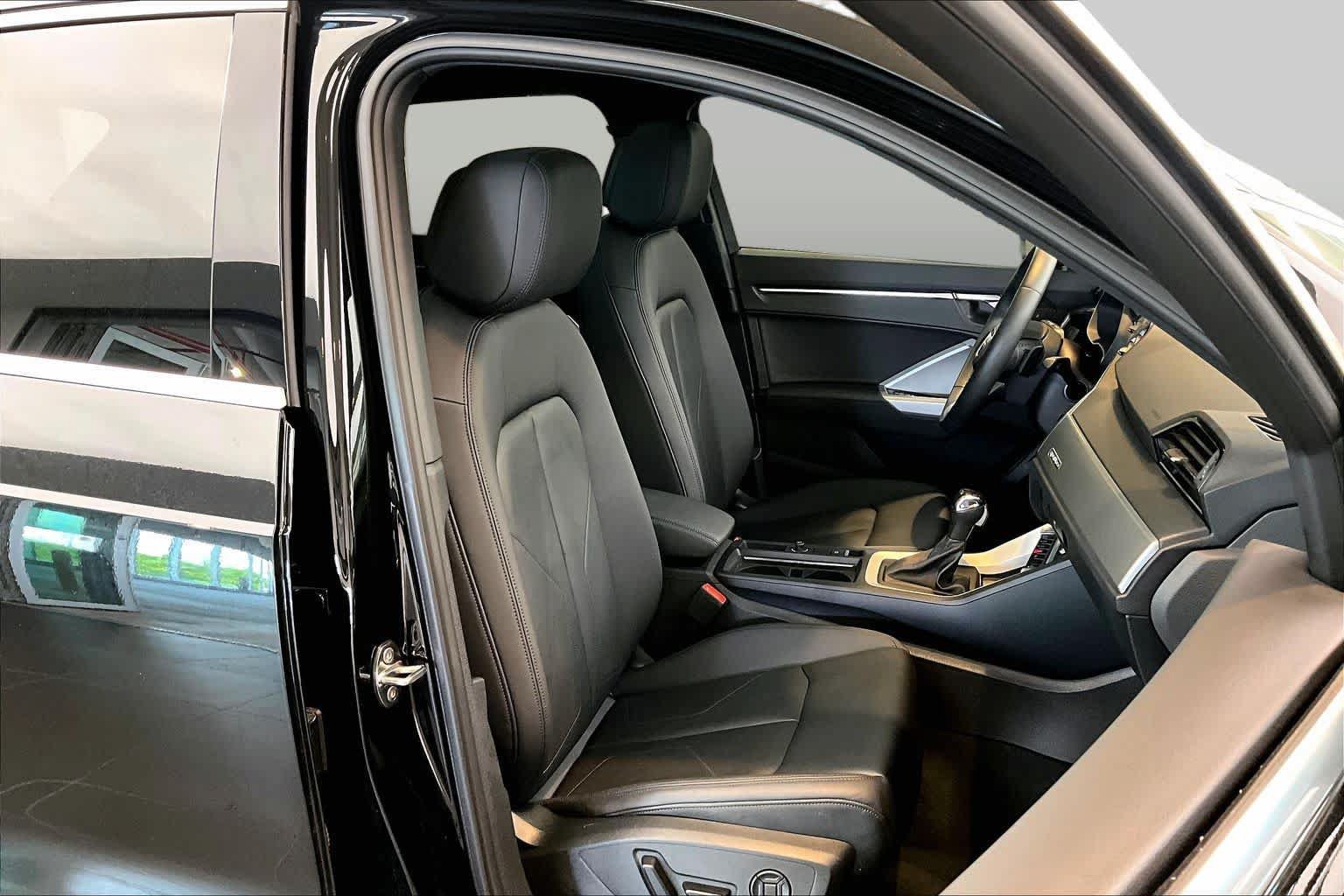 Certified 2025 Audi Q3 2.0T Premium w/ Convenience Package AWD/4WD image 9
