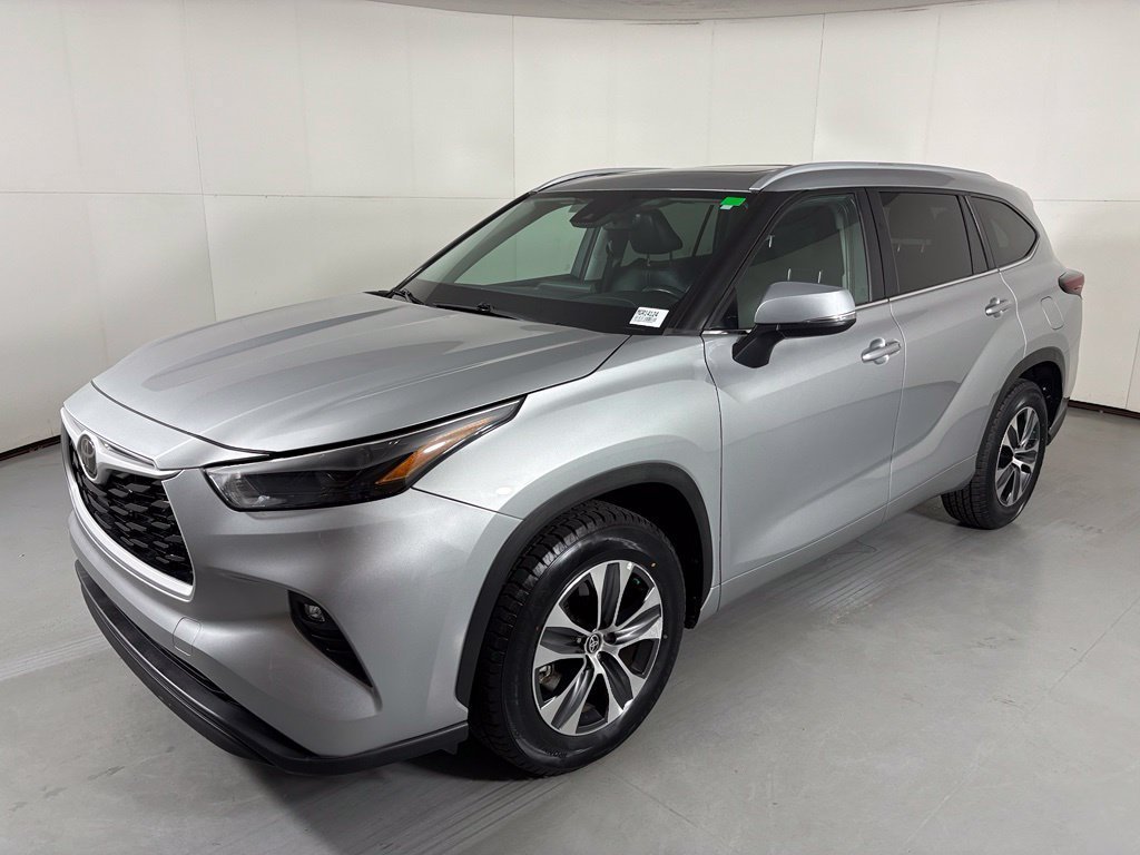 Used 2024 Toyota Highlander XLE FWD image 4